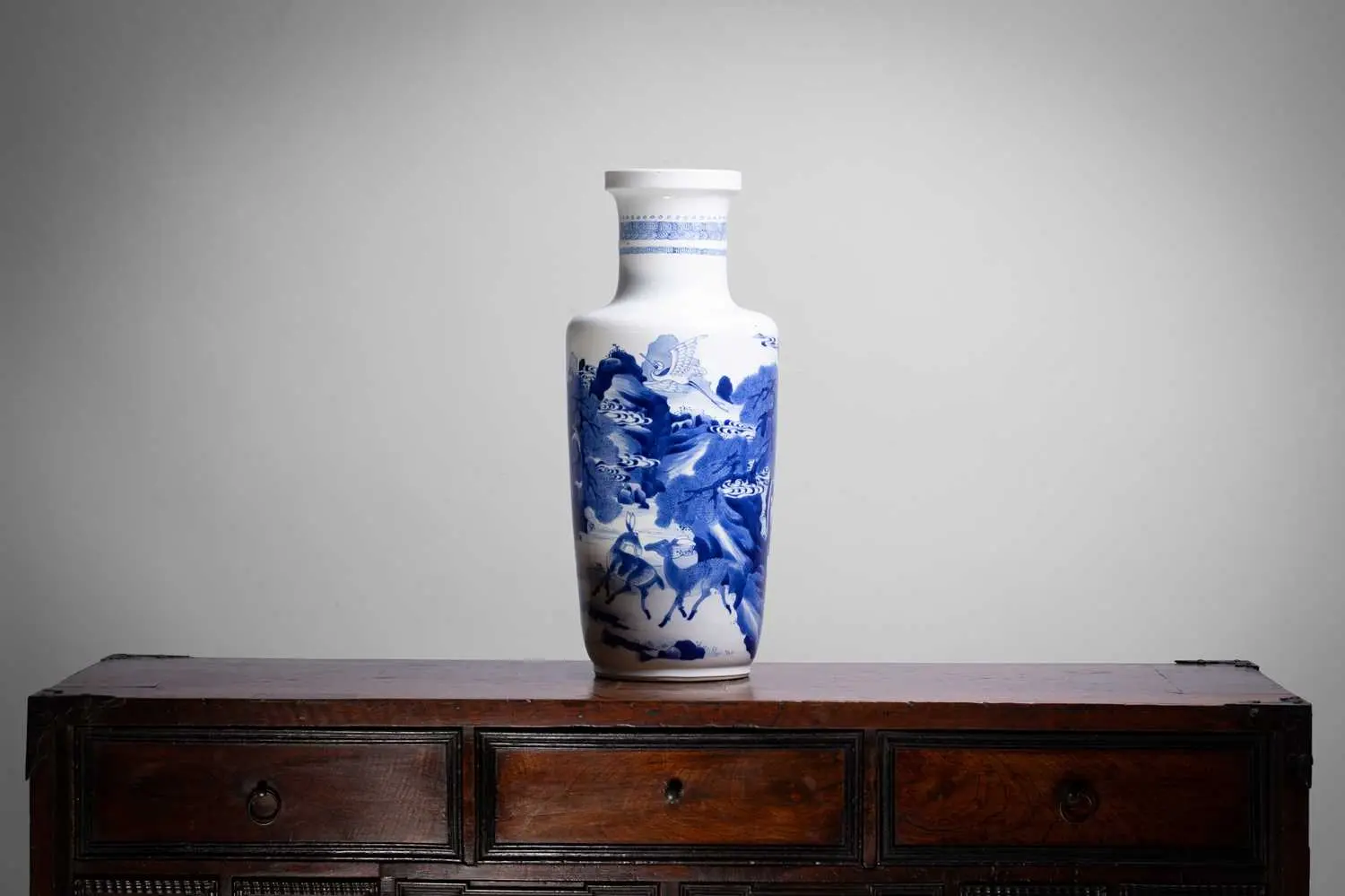 A Chinese blue and white vase Kangxi (1662-1722)
