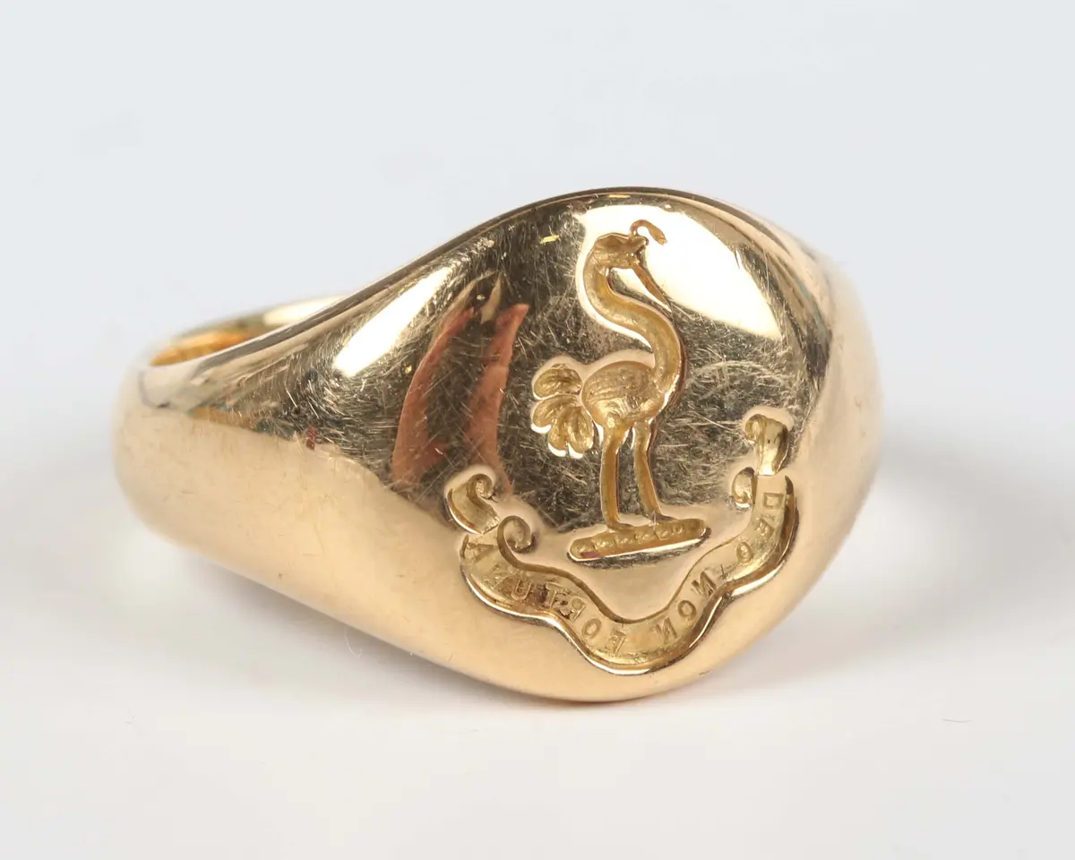 An 18ct gold signet ring, engraved with an ostrich above the motto