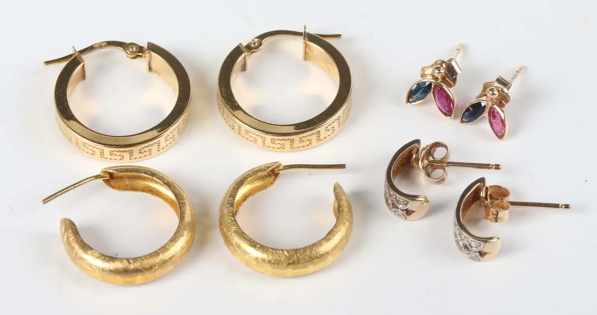 Two pairs of 9ct gold hoop shaped earrings, lengths 1.6cm and 1.8cm