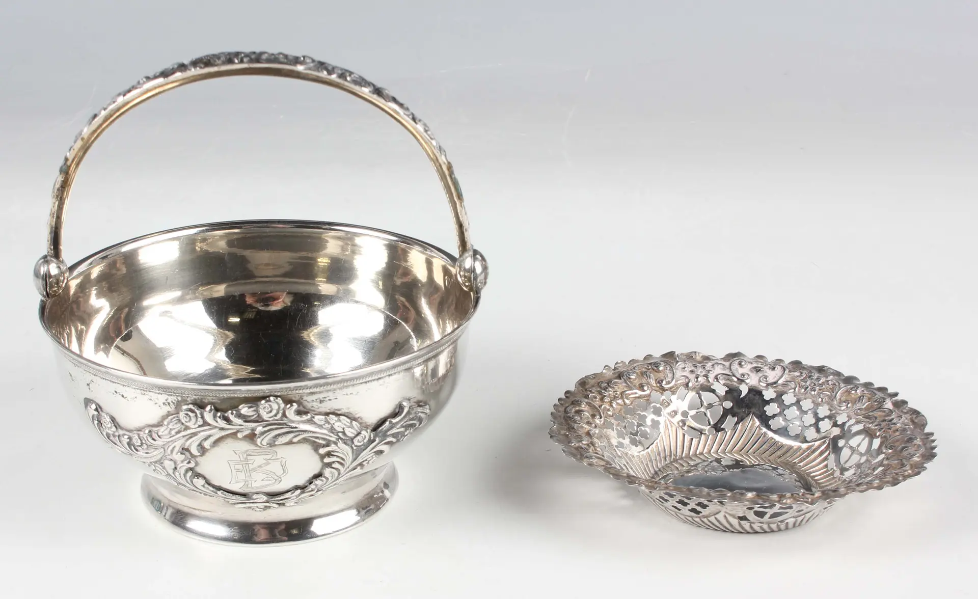 An early 20th century Latvian .875 silver circular basket with swing