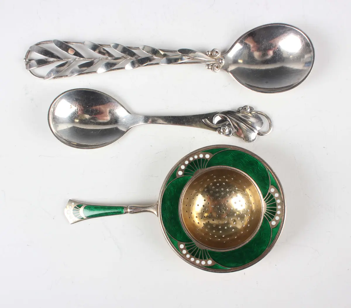 A Norwegian David Andersen sterling silver and enamelled tea strainer