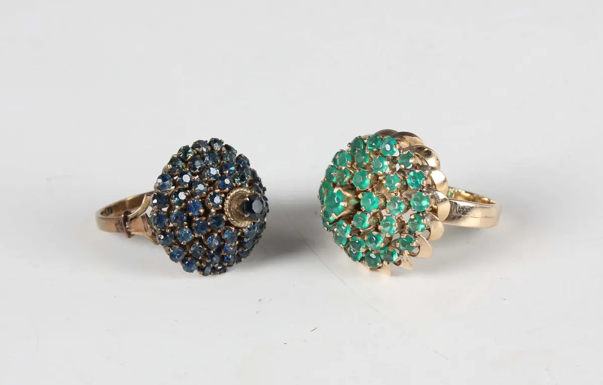A gold and dyed green chalcedony cluster ring in a multiple tiered