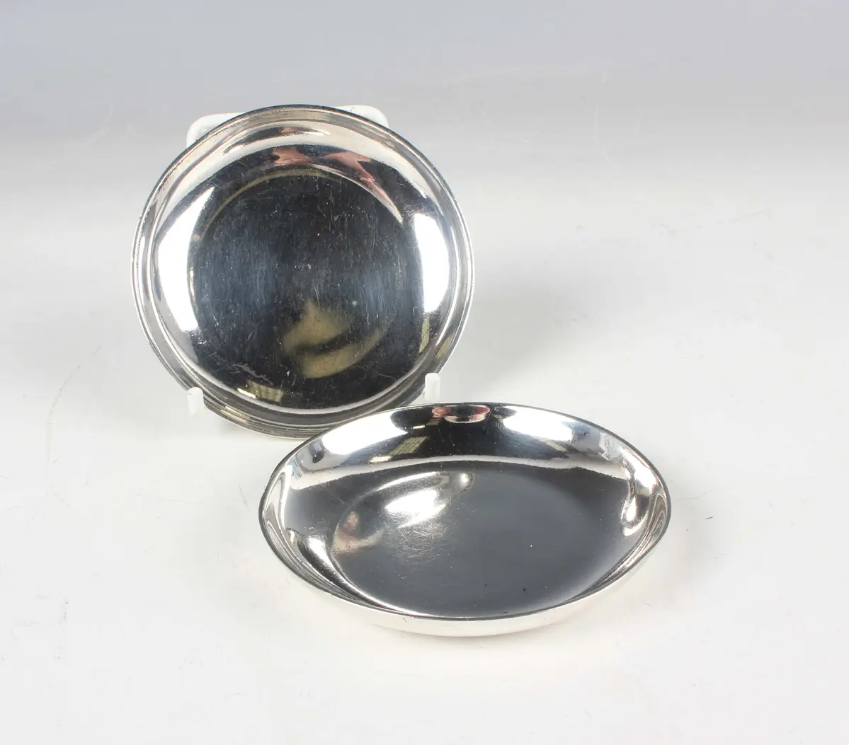 A pair of George V silver circular dishes, London 1927 by Henry Hodson