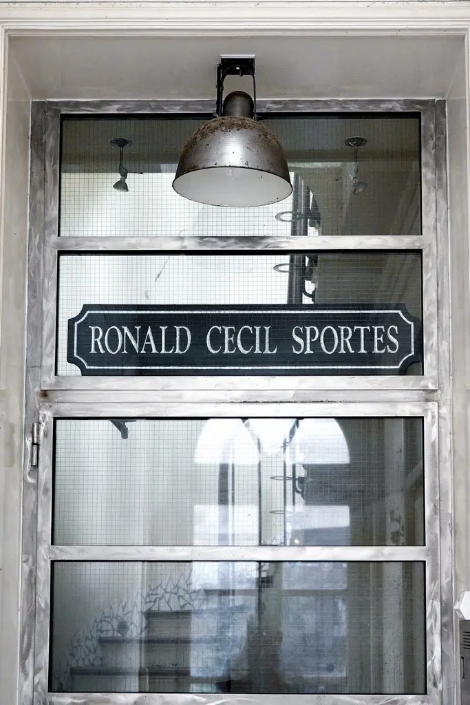 Ronald Cecil SPORTES (1943-2025). Paire d'armoires en rotin