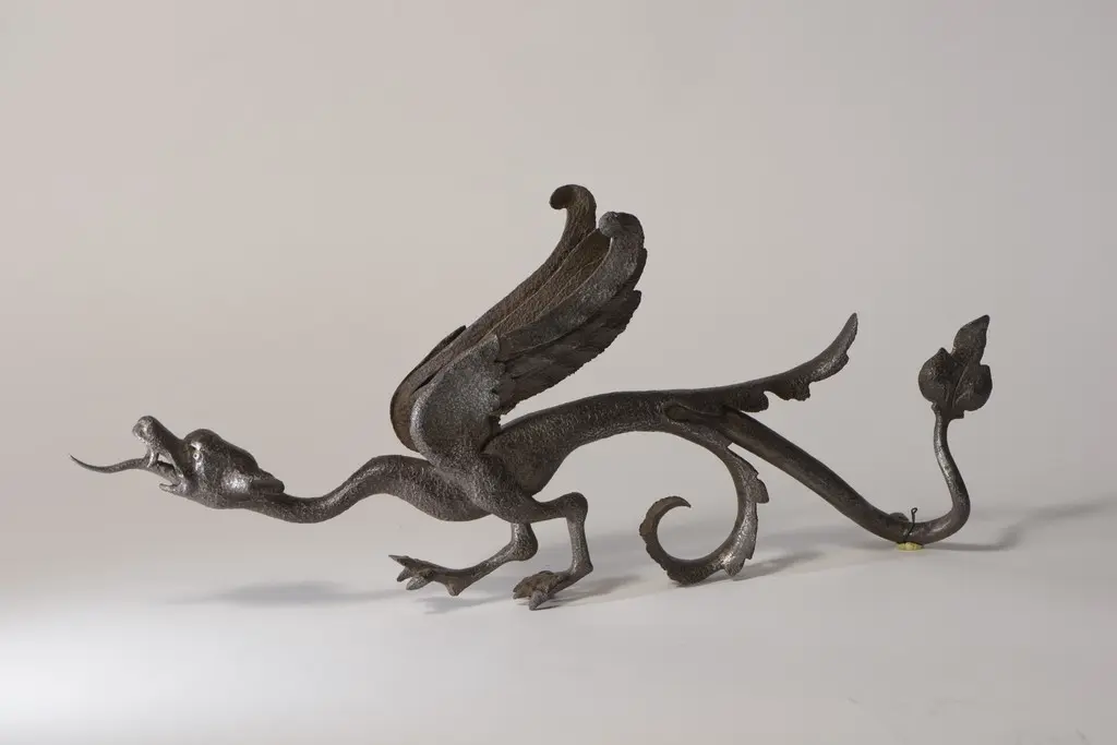 Dragon en fer forgé et découpé. Il est représenté ailes déployées
