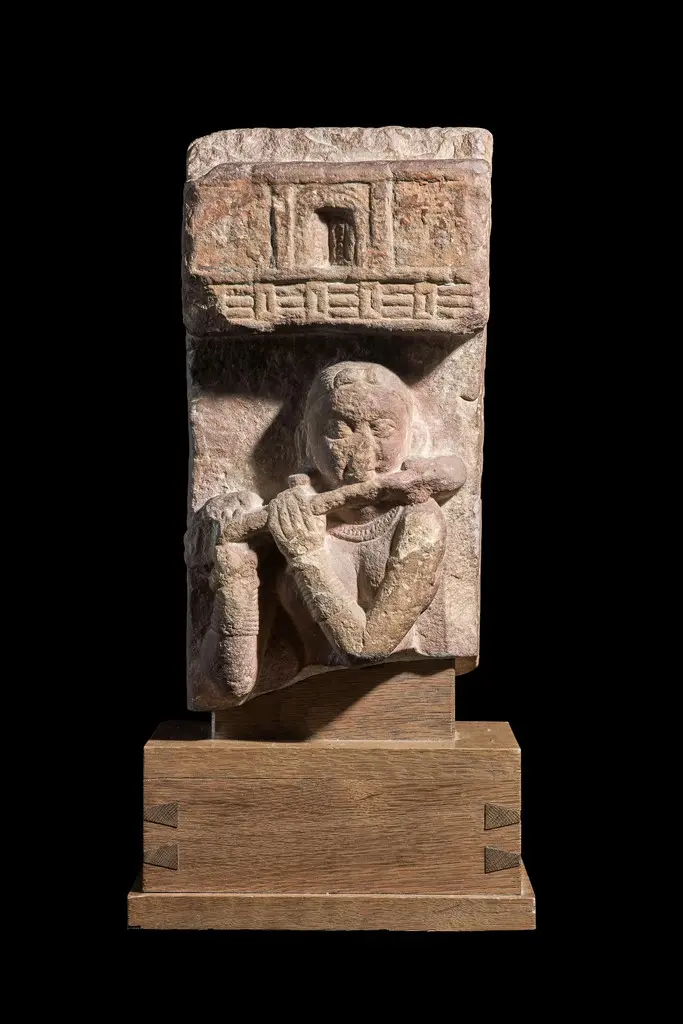 Fragment de pilier de balustrade de stupa figurant une musicienne