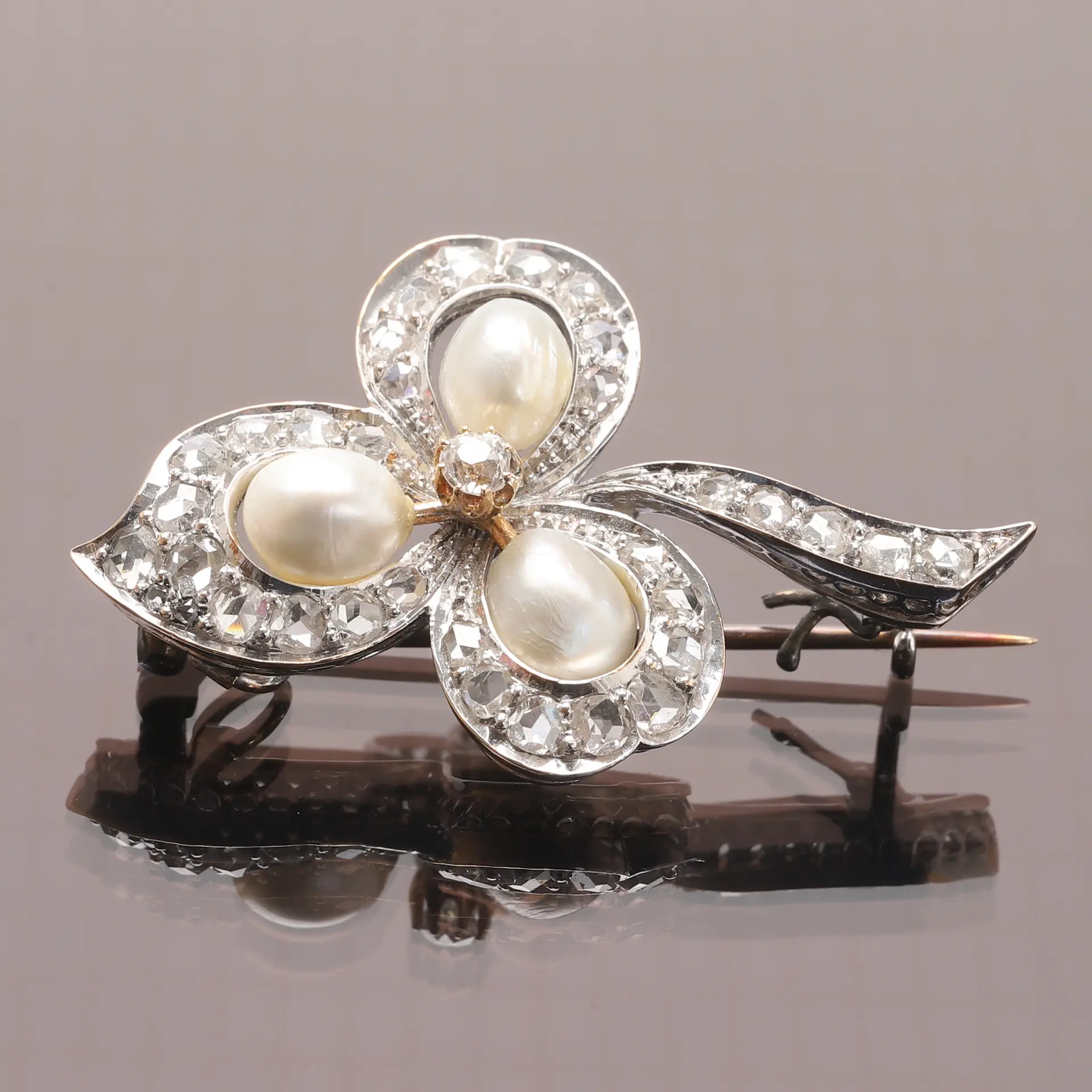 BROSCH/HÄNGE, 18k guld med 32 briljantslipade diamanter.