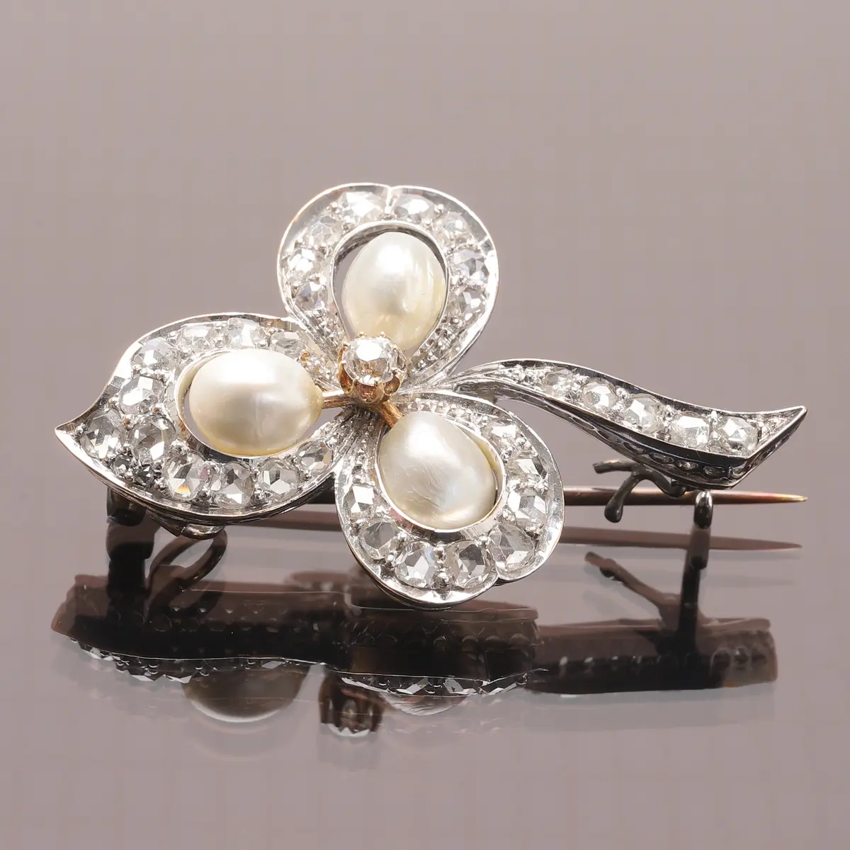 BROSCH/HÄNGE, 18k guld med 32 briljantslipade diamanter.