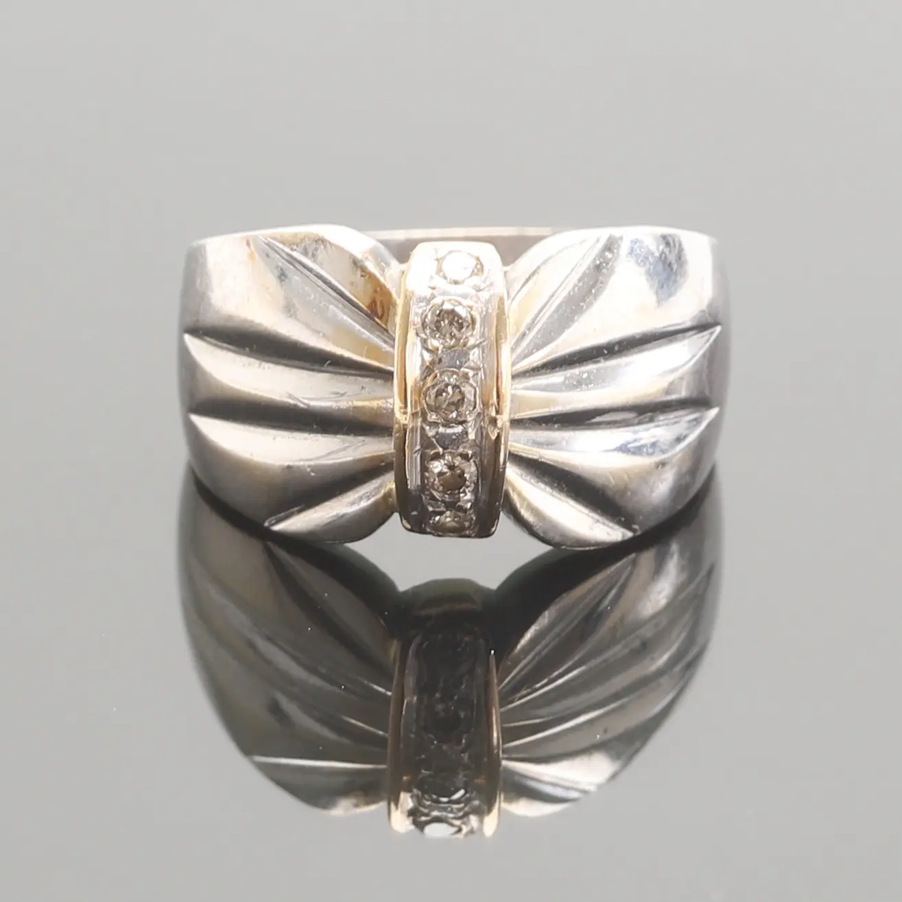 RING, 18 k vitguld med diamanter.
