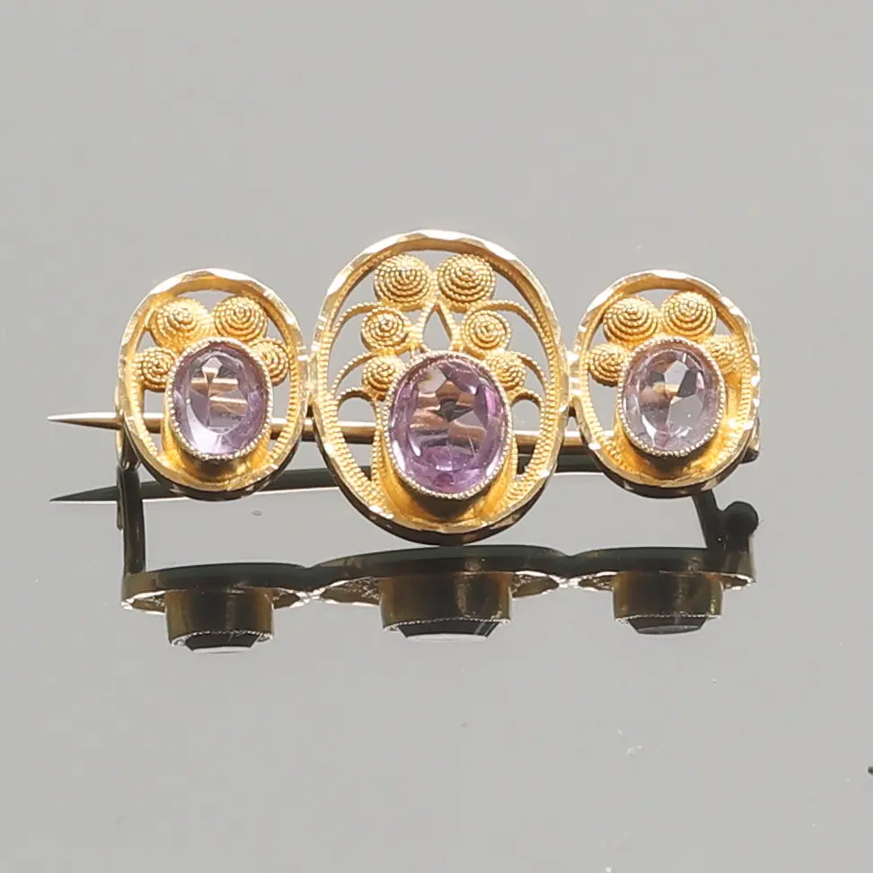 BROSCH med ametister, 18 k guld.