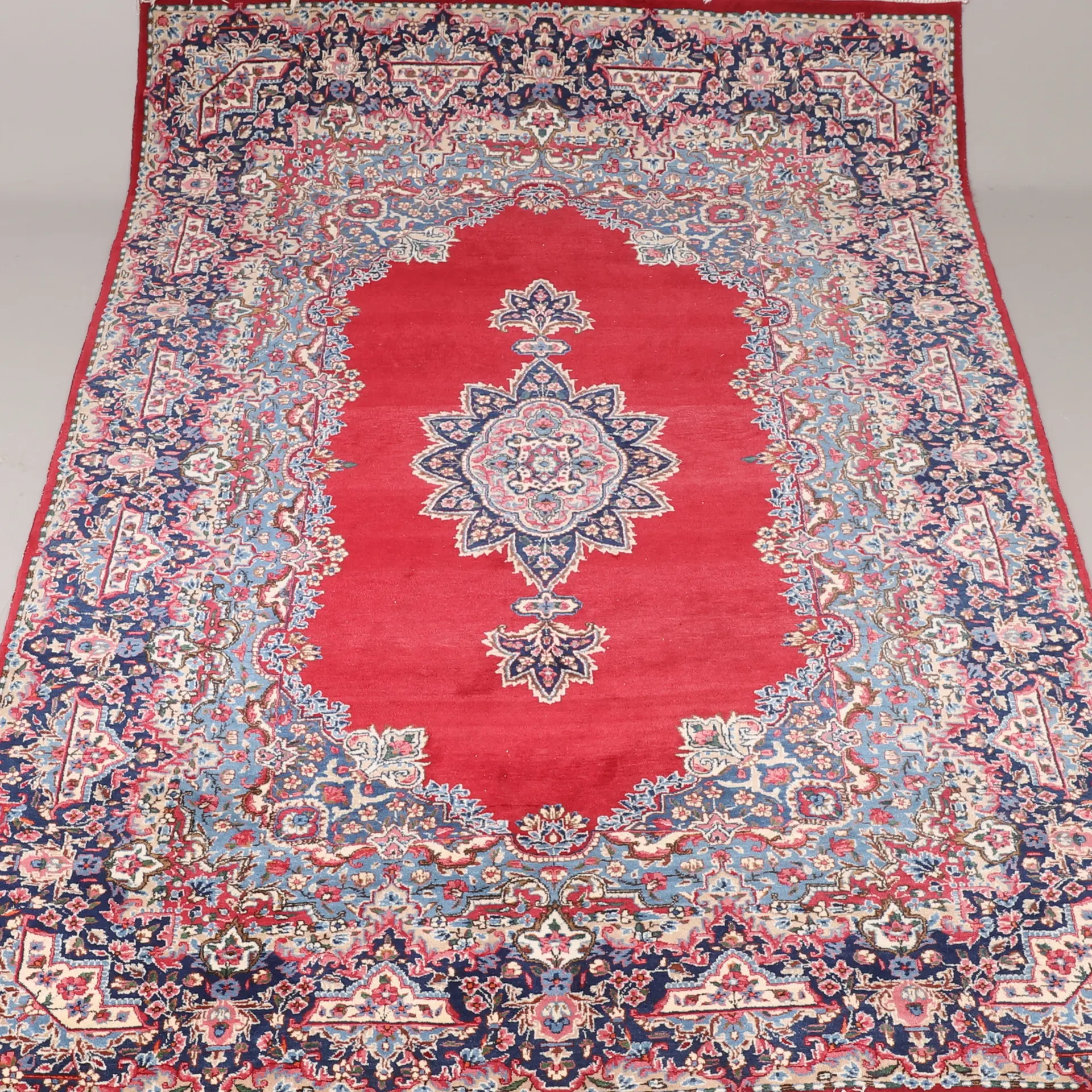 MATTA, Kirman, cirka 308 x 205 cm.