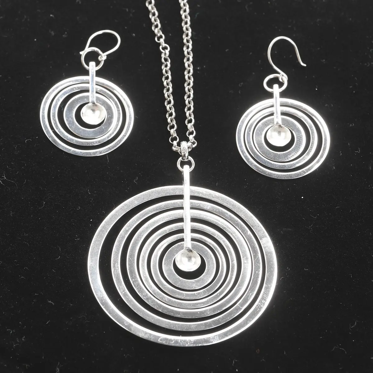 TAPIO WIRKKALA. Halssmycke med hänge. Örhängen, ett par. Sterlingssilver