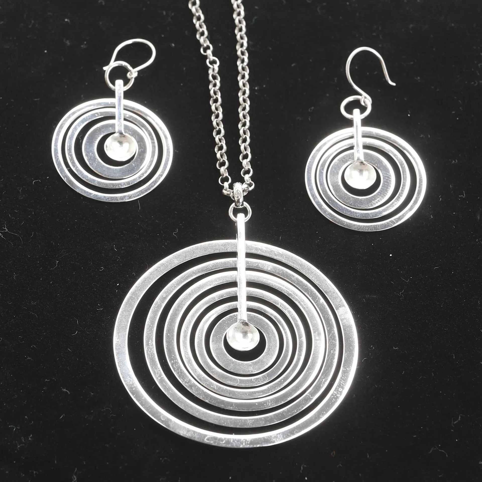 TAPIO WIRKKALA. Halssmycke med hänge. Örhängen, ett par. Sterlingssilver