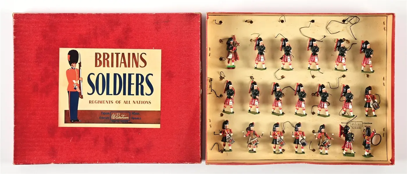 W. BRITAINS NO. 9435 BAND OF THE HIGHLAND PIPERS BLACK WATCH W/ ORIGINAL BOX