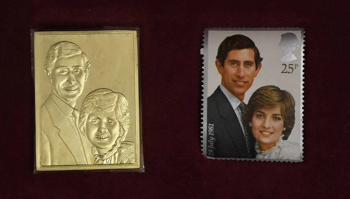 An Elizabeth II Gold Copy of a Stamp, With English Import Marks for