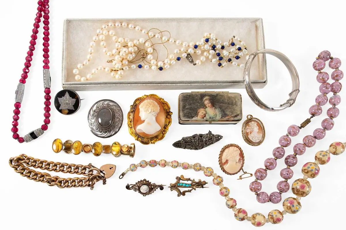 A Small Quantity of Jewellery
