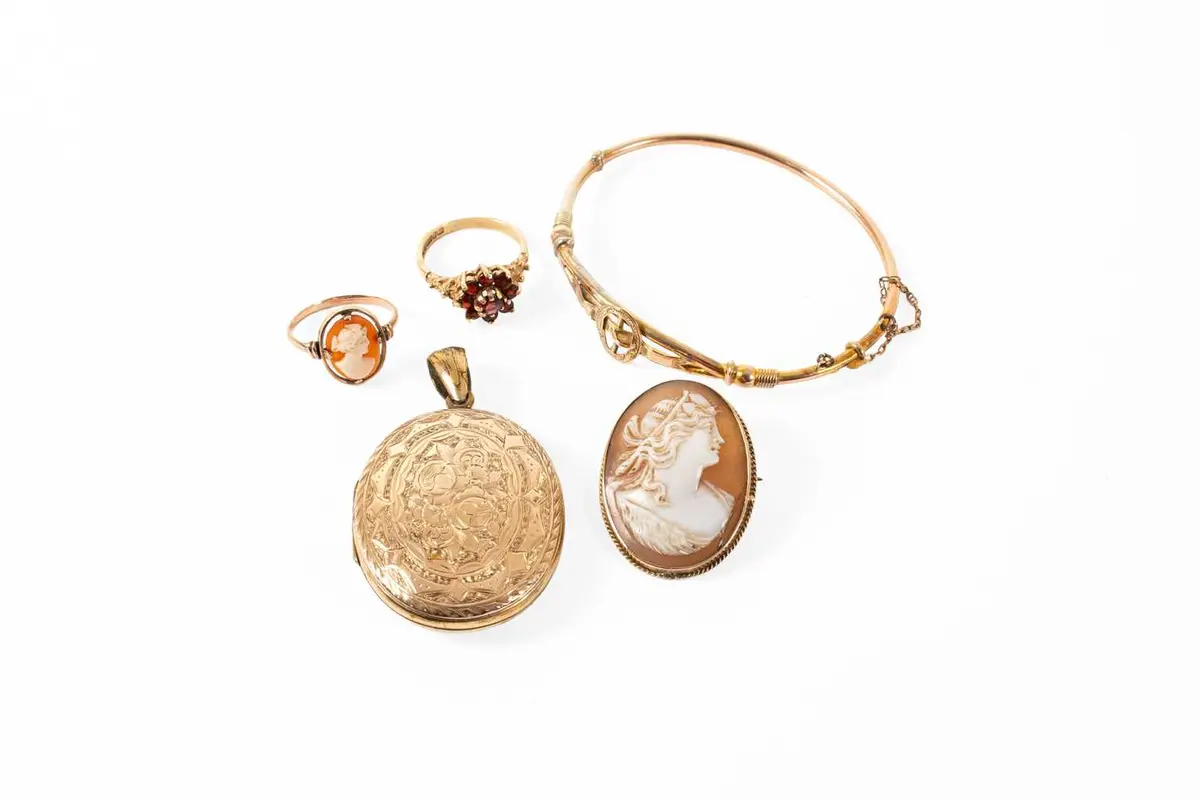 A Small Quantity of Jewellery