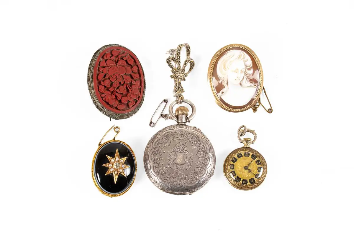 A Small Quantity of Jewellery
