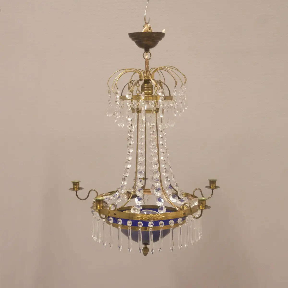 LJUSKRONA MED GLASSKÅL. SENGUSTAVIANSK STIL.