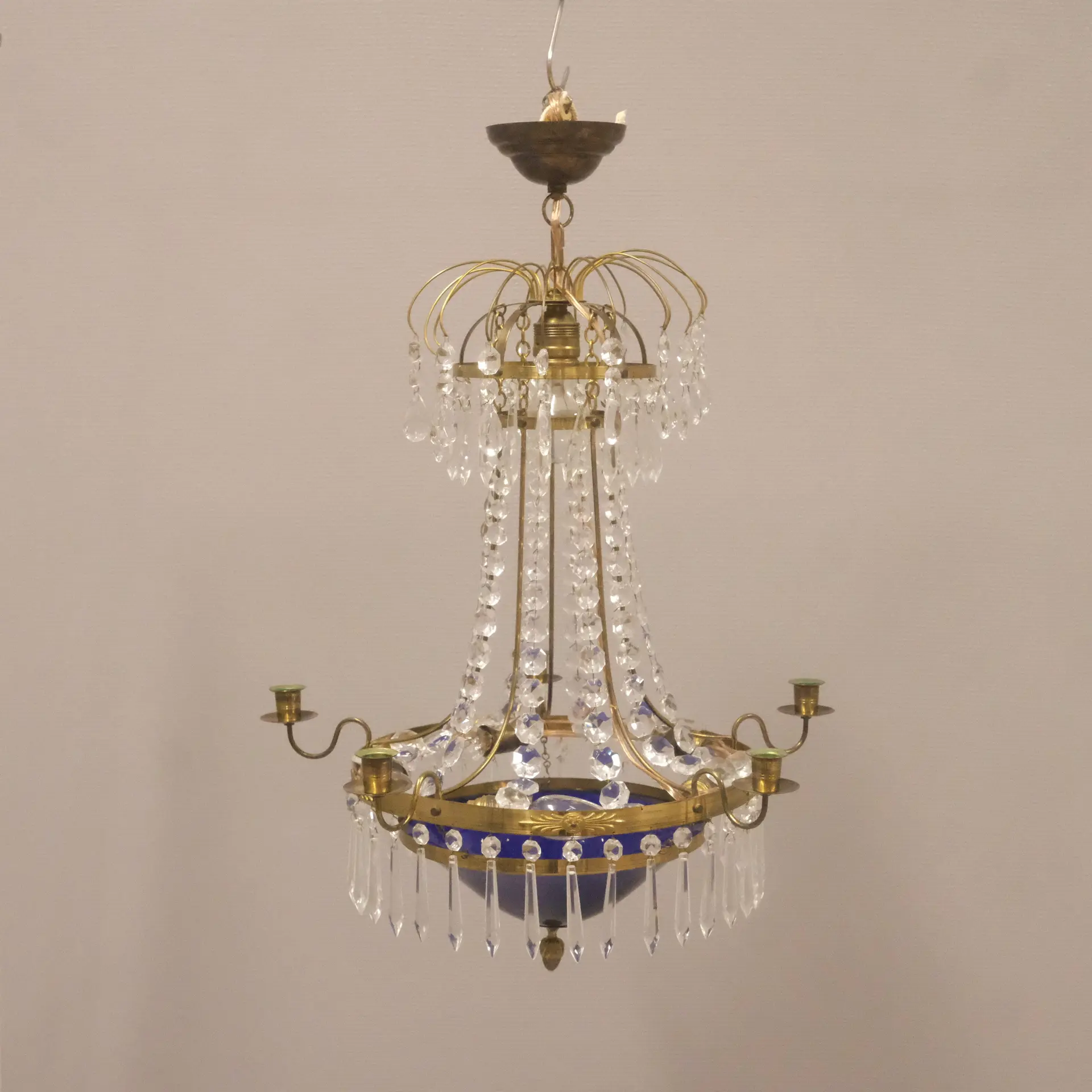 LJUSKRONA MED GLASSKÅL. SENGUSTAVIANSK STIL.