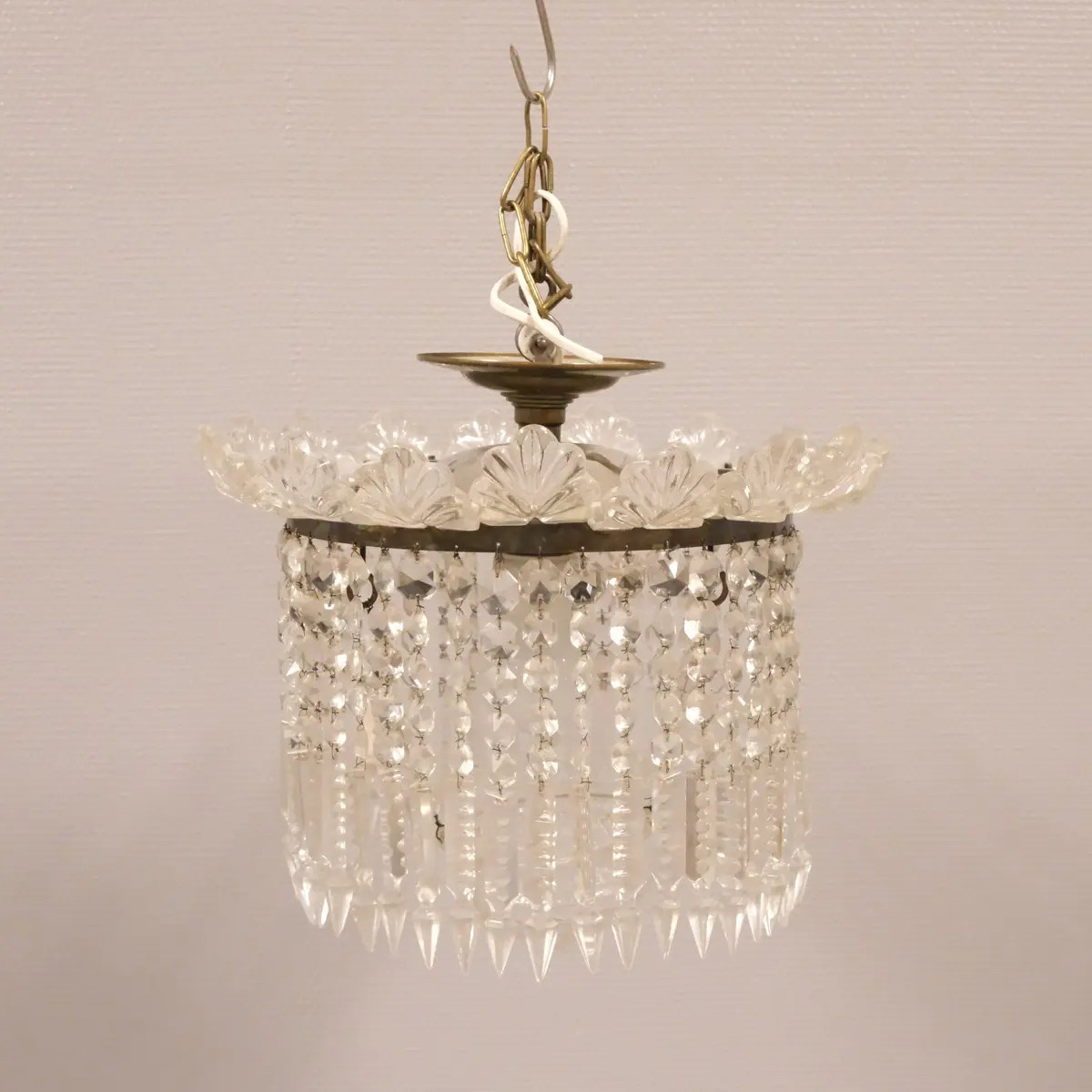 TAKLAMPA MED PRISMOR OCH GLASKRAGE. 1900-TAL.