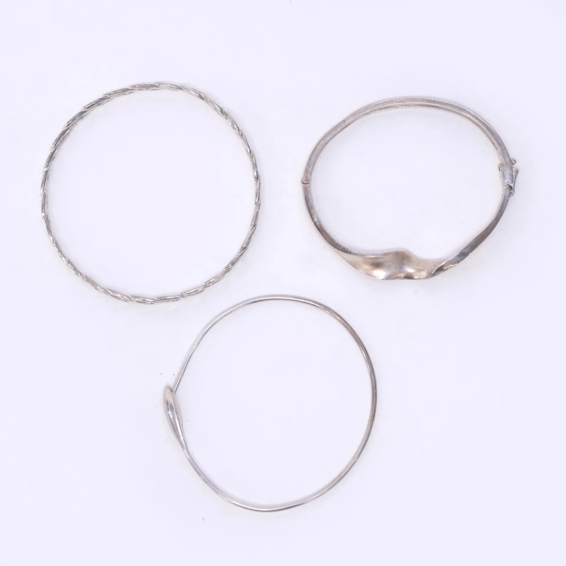 TRE ARMRINGAR, SILVER.