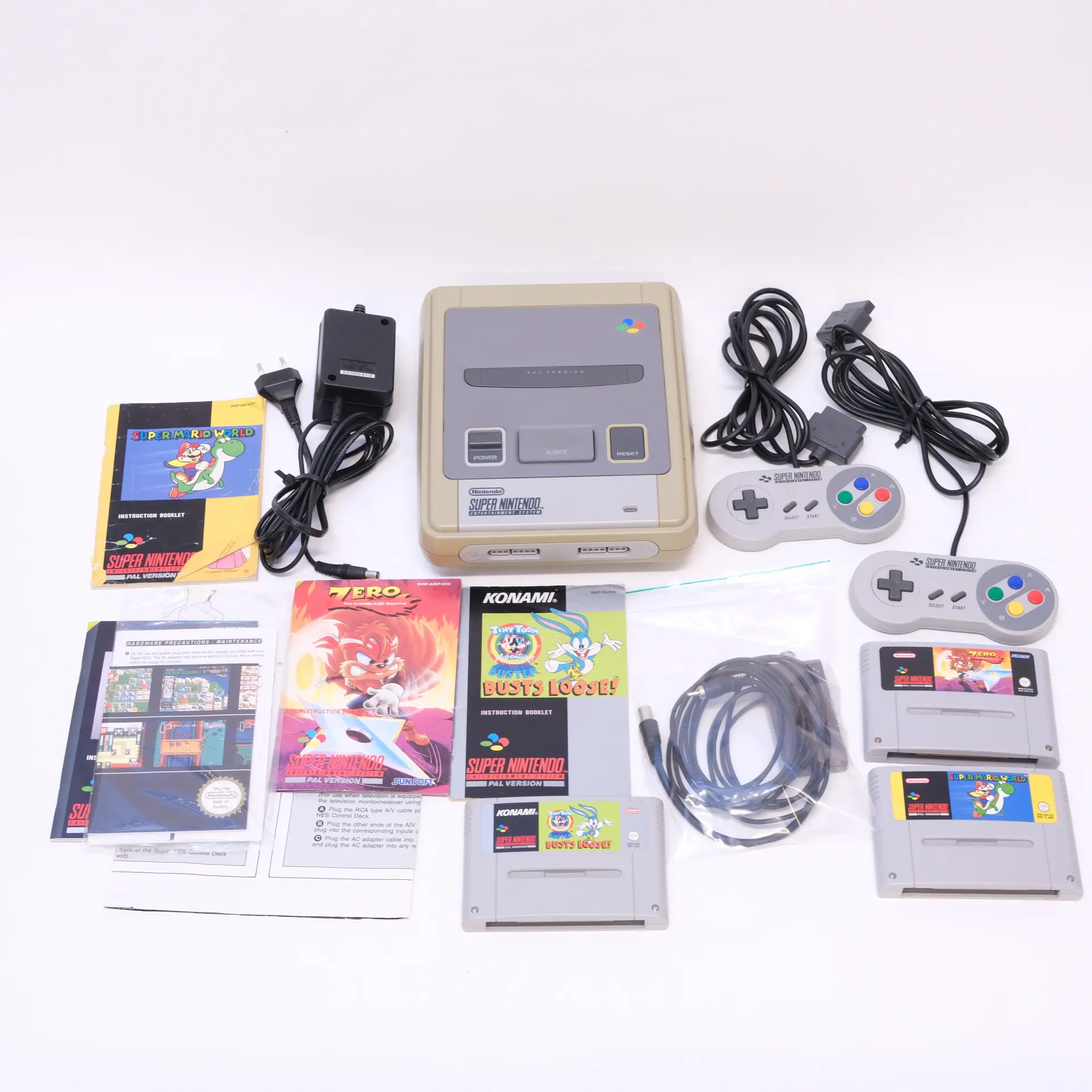 INTENDO. KONSOL MED SPEL OCH TILLBEHÖR. "SNES". JAPAN 1992.