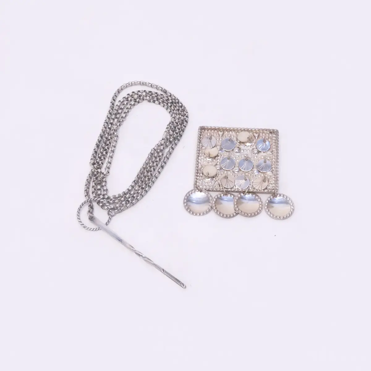 PREGKEDJA OCH BROSCH, ALLMOGESTIL, SILVER.