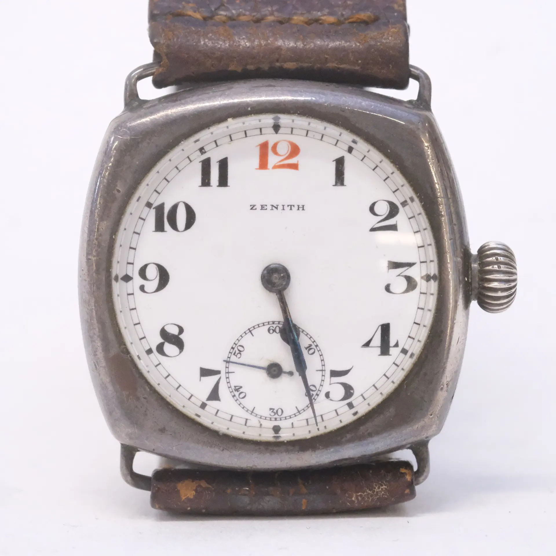 ZENITH. ARMBANDSUR S.K. TRENCH WATCH. SILVERBOETT. CA ÅR 1920.