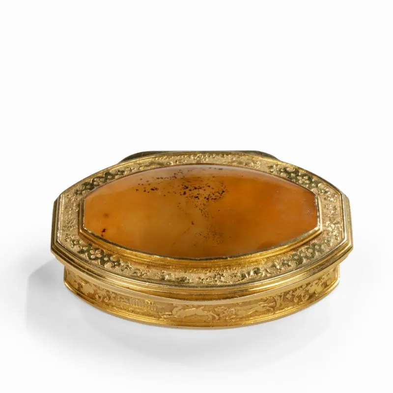 A gold and agate snuff box belonging to Anne, first Duchess of Buccleuch