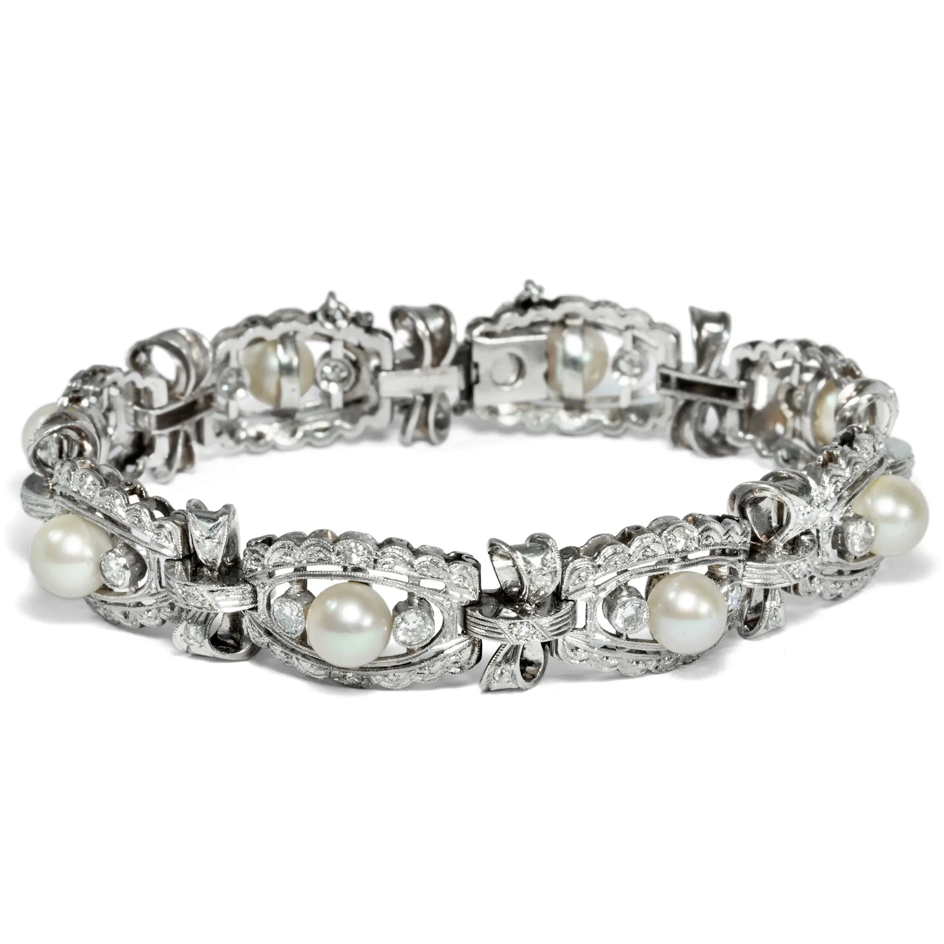 Luxurious art deco bracelet with pearls & diamonds in platinum, around 1930