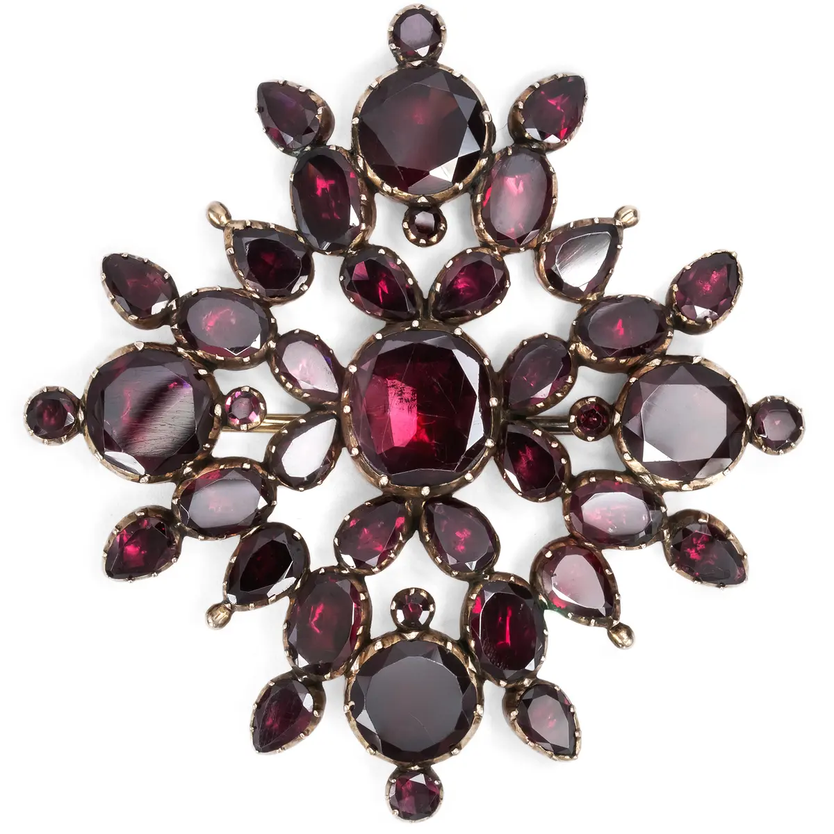 Antique Georgian Foiled Flat Cut Garnet Brooch in Gold, c. 1820