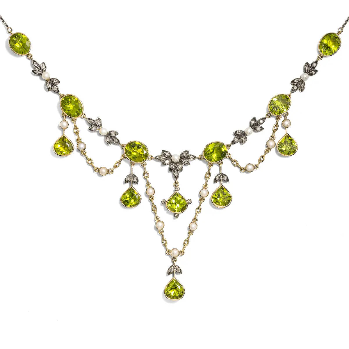 Romantic Vintage Necklace with Peridot and Pearls in a Historic Style