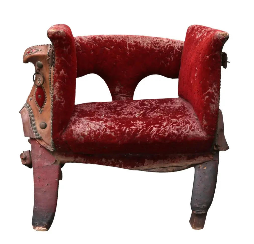 Spanish saddle for females in claped leather and velvet, from the 19th century.