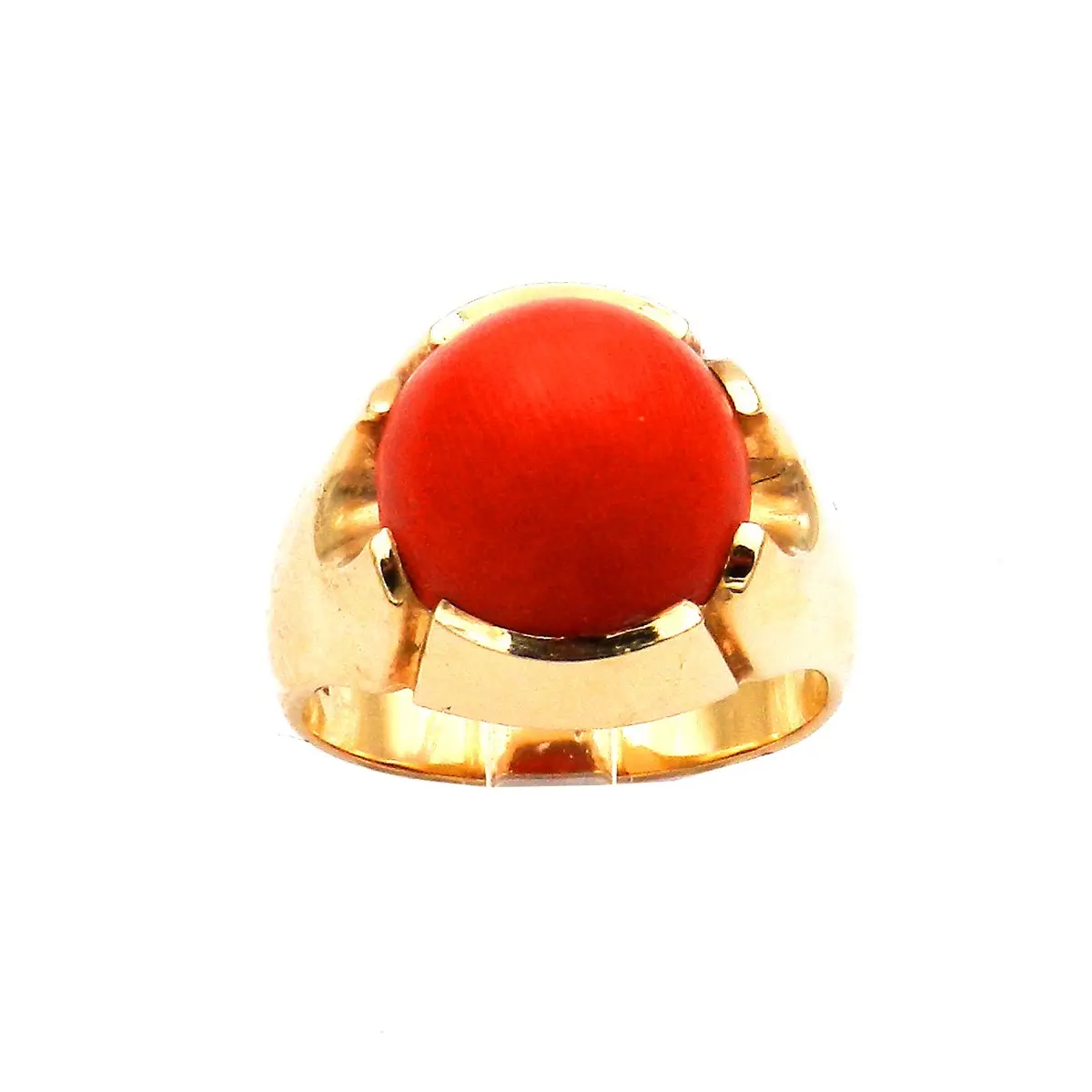 Korallen Ring mit lachsfarbener Mittelmeer Koralle in 14K Gold, Wien um 1950