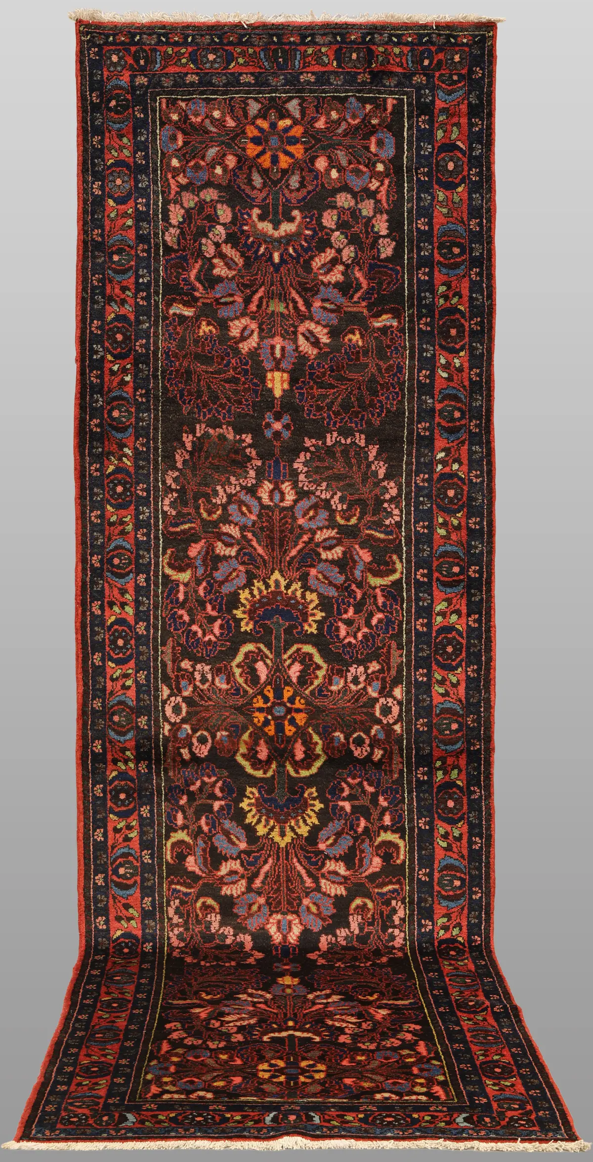 MATTA. Semiantik Hamadan gallerimodell, 350 x 118 cm.