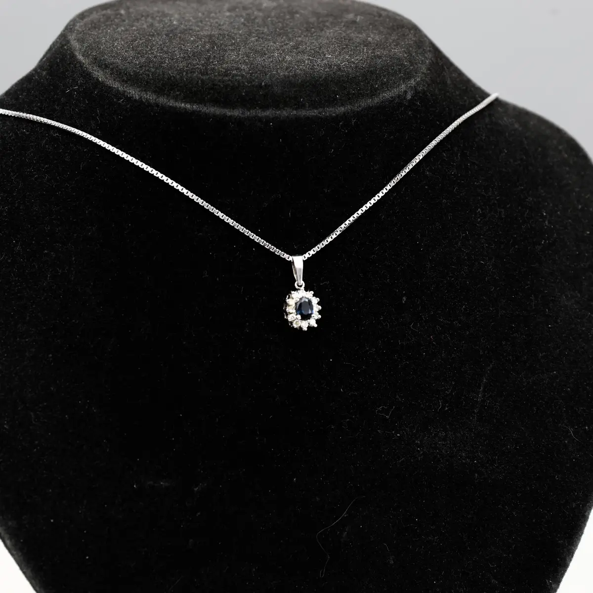 KEDJA & CARMOSÉHÄNGE, 18 K vitguld, diamanter och safir.
