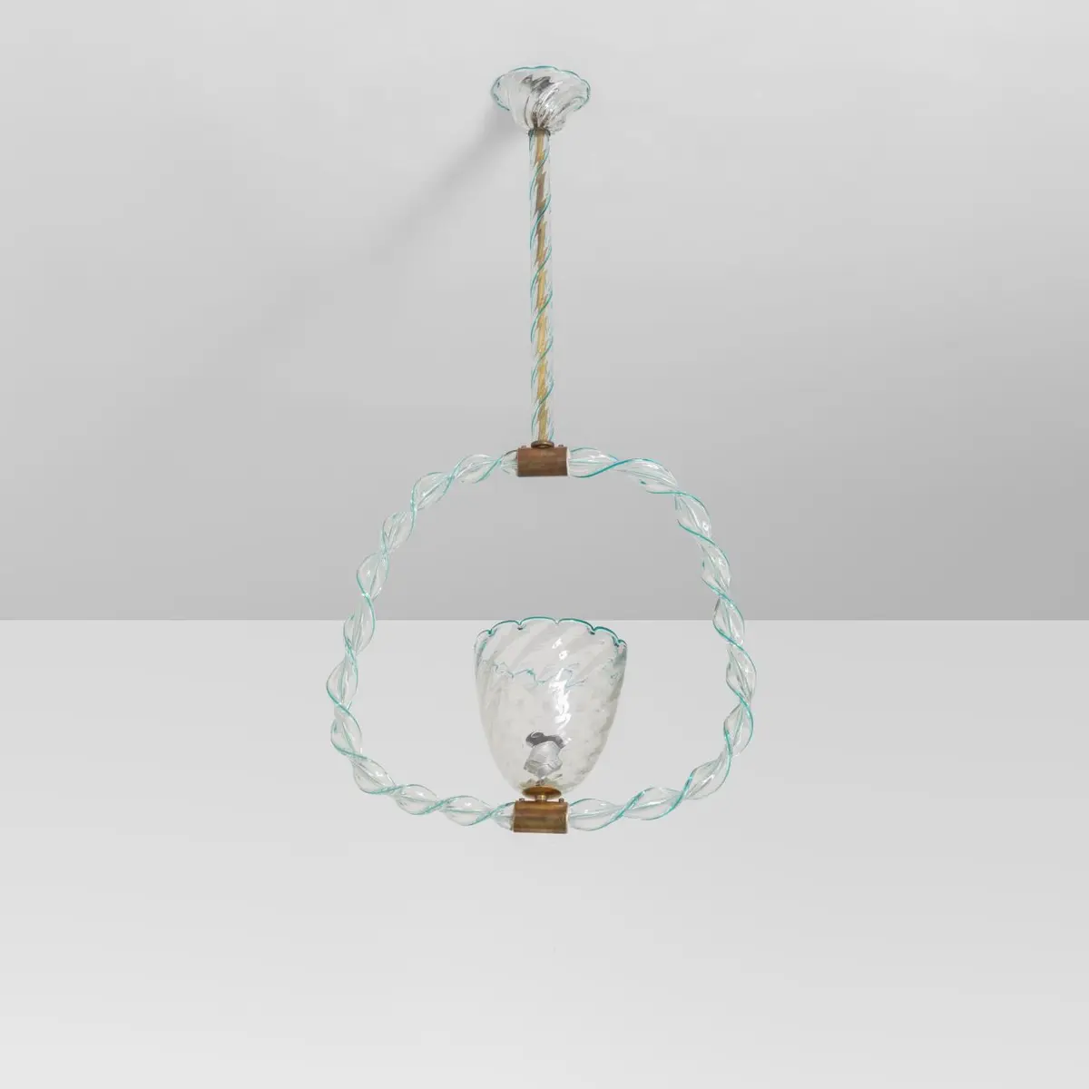 MURANO, anni '40. Una lampada a sospensione. Vetro con filigrana verde