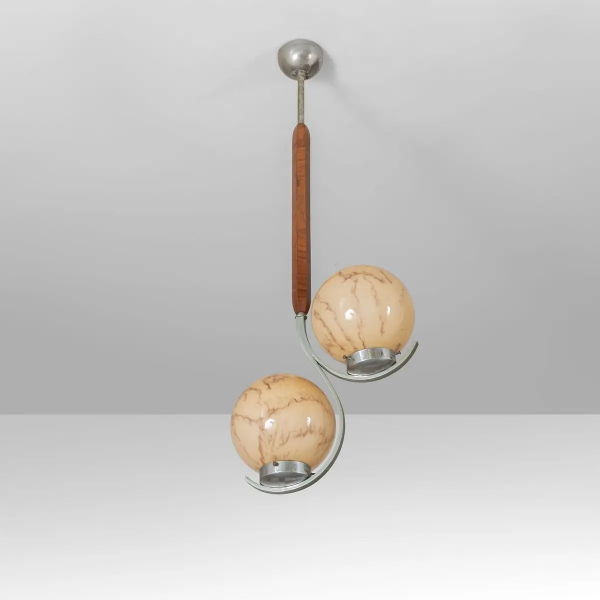 UNA LAMPADA A SOSPENSIONE, anni '30. Ottone cromato, legno di noce