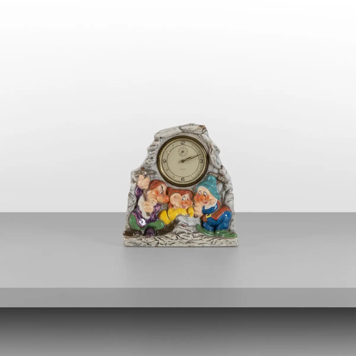 ZACCAGNINI, WALT DISNEY, anni '30. Un orologio da tavolo. Ceramica