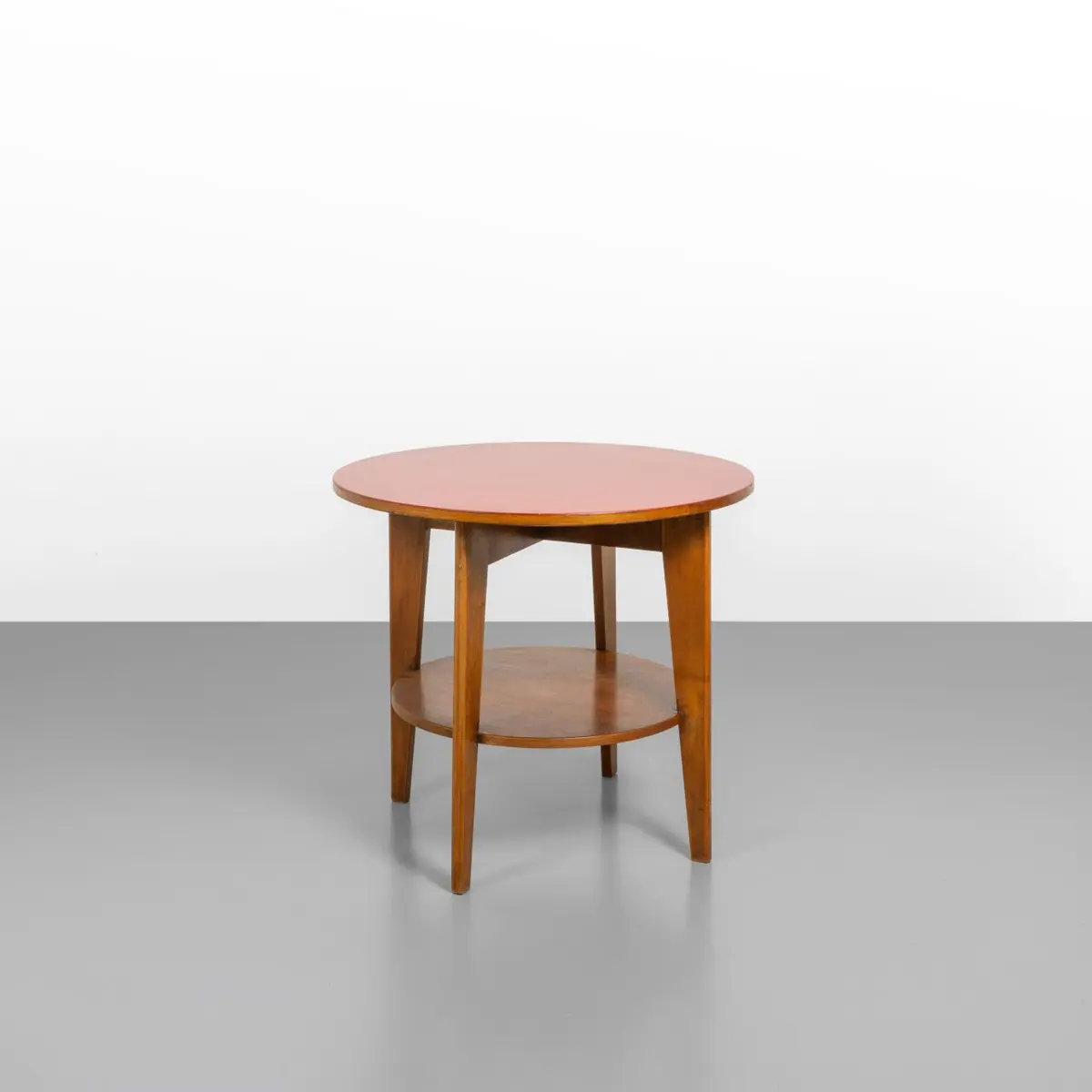 UN TAVOLINO, anni '50. Legno di ciliegio, linoleum. Cm 60 (h) x 71