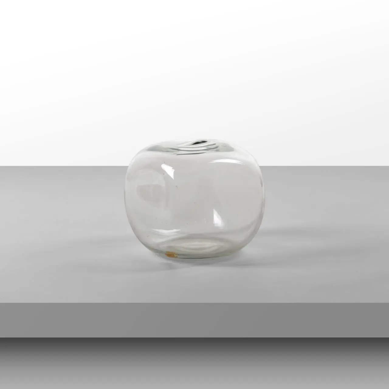 PAOLO TILCHE, BARBINI, anni '60. Un vaso. Vetro soffiato. Cm 15 (h) x 15 x 15.