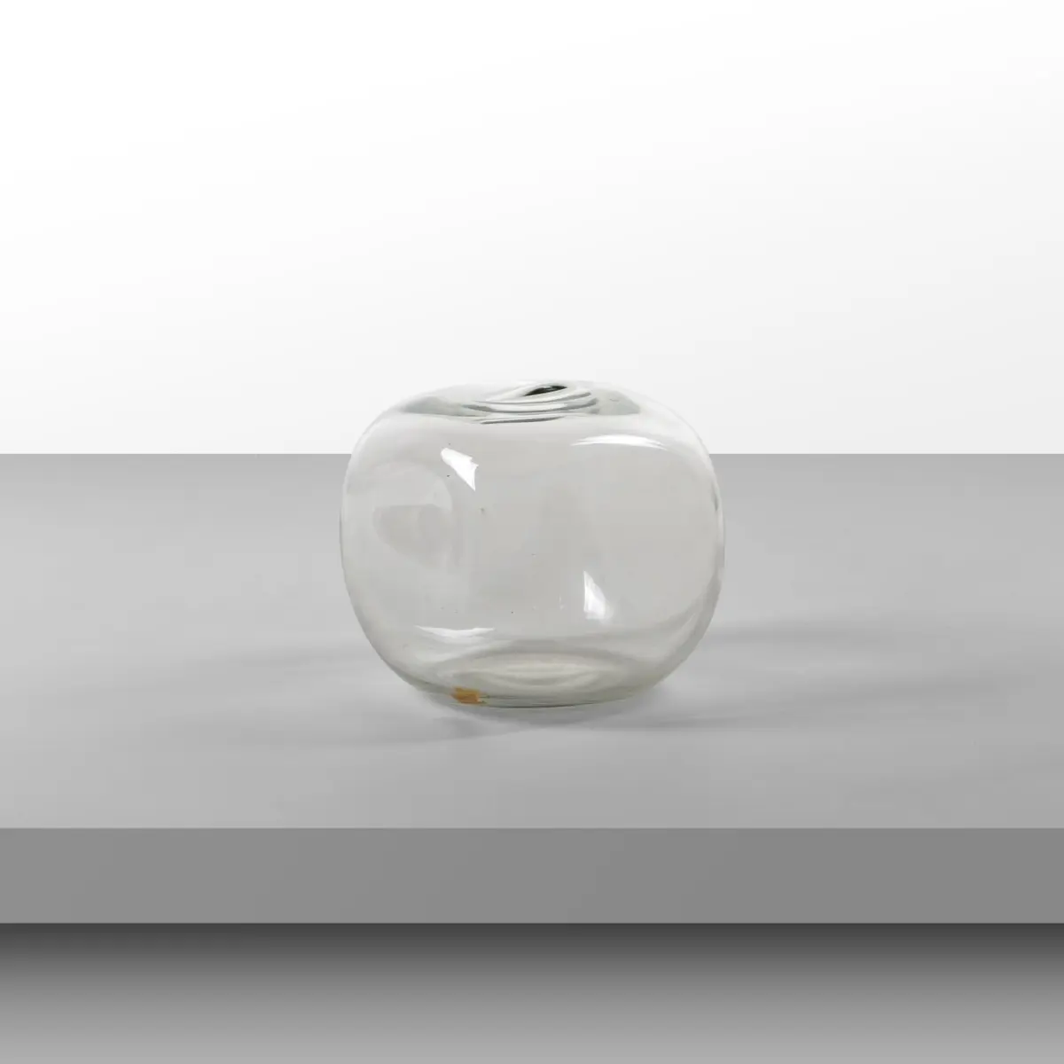 PAOLO TILCHE, BARBINI, anni '60. Un vaso. Vetro soffiato. Cm 15 (h) x 15 x 15.