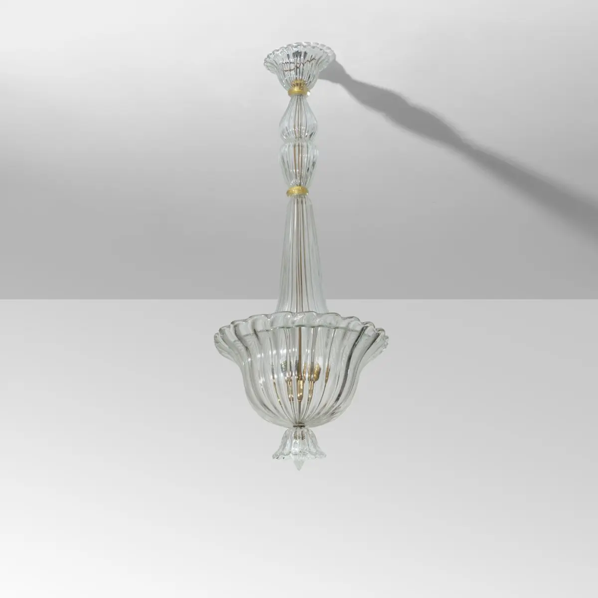 MURANO, anni '40. Una lampada a sospensione. Vetro a coste, anelli