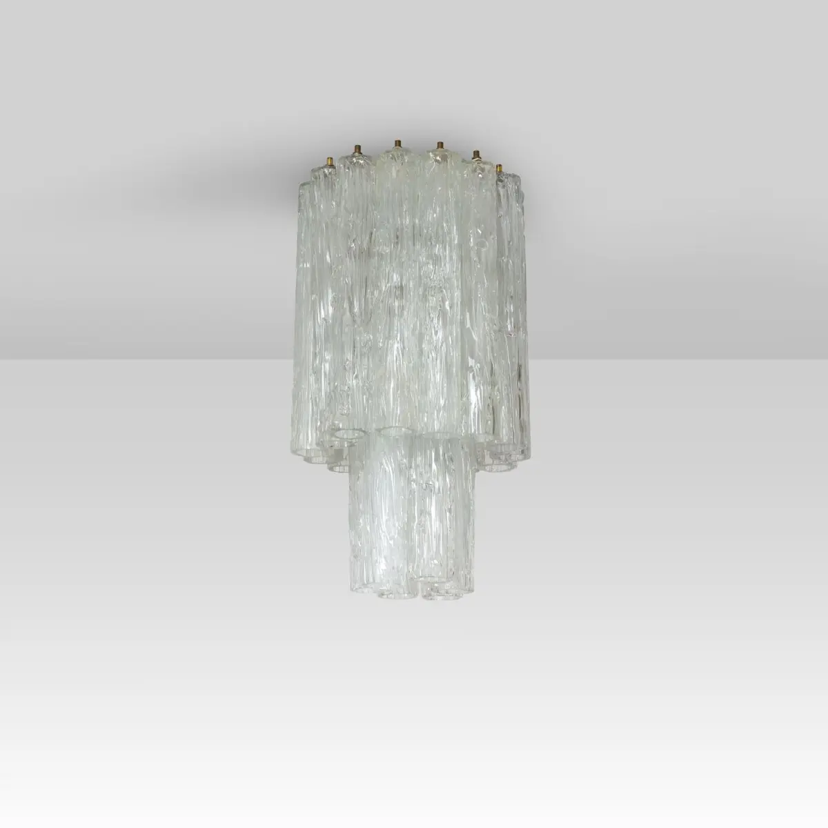 MURANO, anni '60. Una lampada a sospensione. Vetro con finitura superficiale