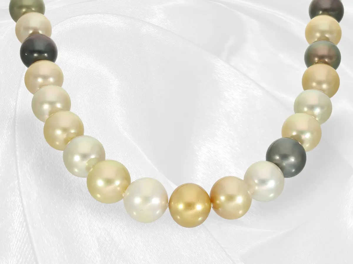 Necklace: an extremely decorative and valuable multicoloured Tahitian/South