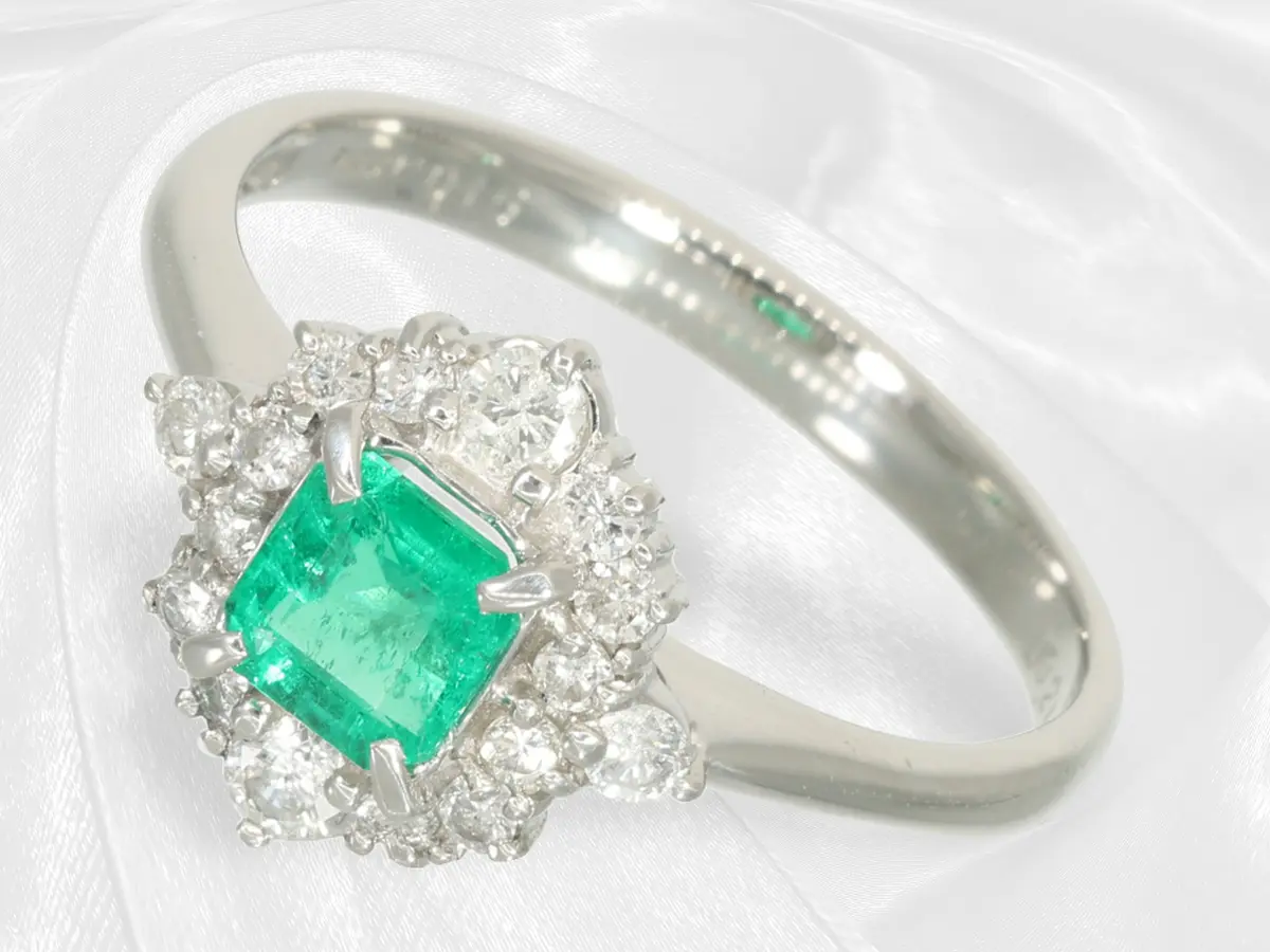Ring: vintage platinum ring with a fine Colombian emerald and brilliant-cut