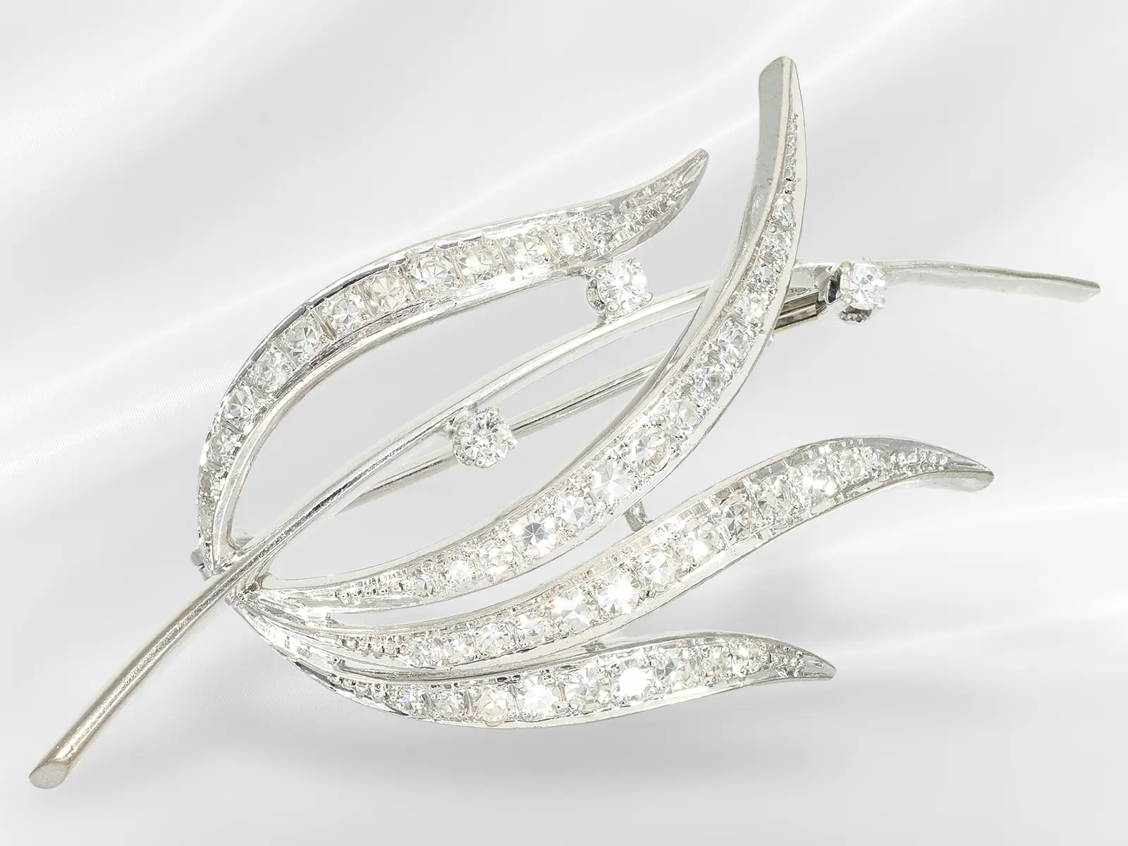 Brooch/pin: vintage diamond goldsmith's brooch in 18K white gold