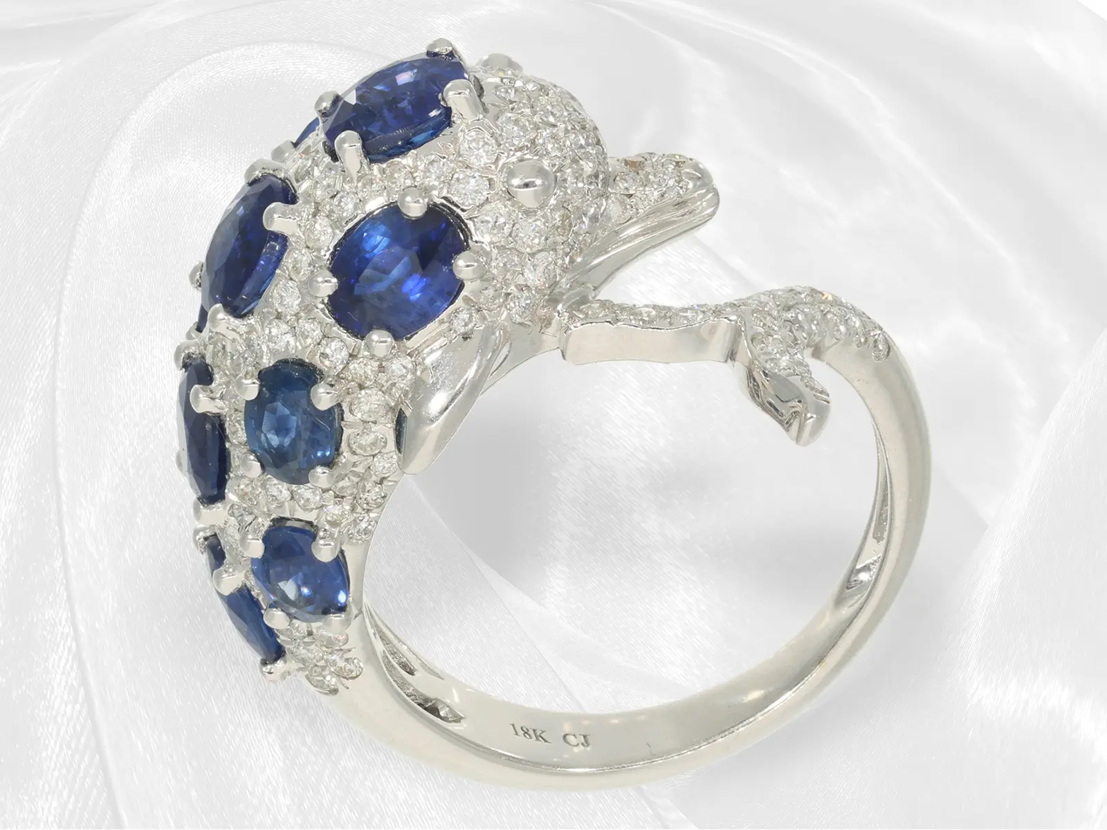 Ring: distinctive ‘Delphin’ goldsmith's ring, high-quality gemstone