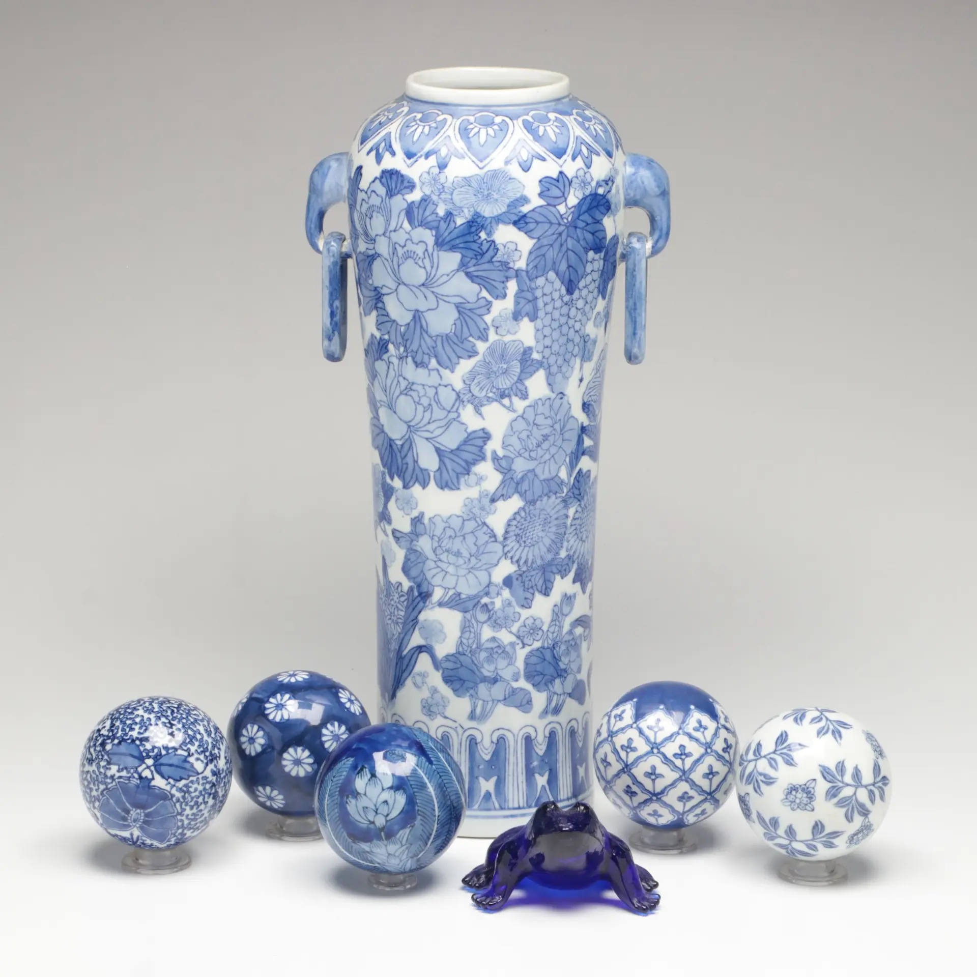 Chinese Floral Blue and White Porcelain Vase with Carpet Balls and Glass Frog